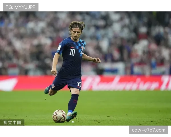 老将克罗地亚莫德里奇在赛后激动跪地 老将克罗地亚莫德里奇在赛后激动跪地