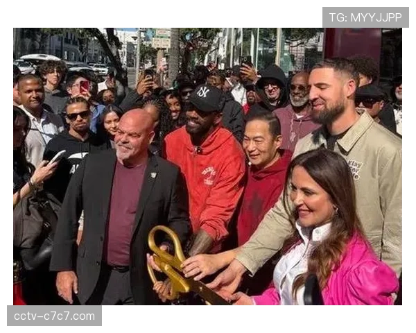 安踏送汤普森终身代言合同,美国比佛利山庄线下门店开业 安踏送汤普森终身代言合同,美国比佛利山庄线下门店开业