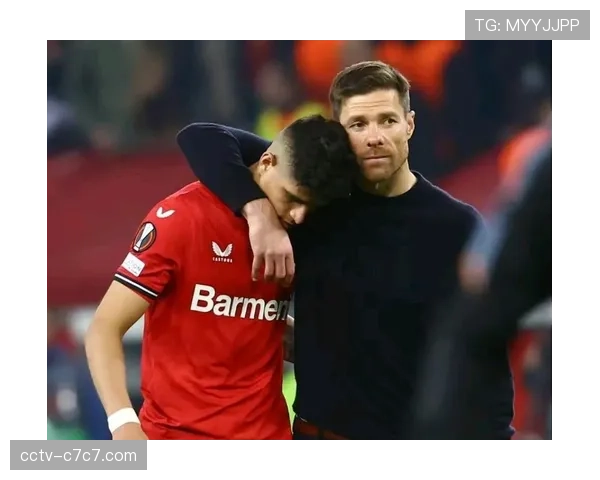 特写:终场哨响,为保级苦战取胜的阿尔梅里亚球员相拥而泣 特写:终场哨响,为保级苦战取胜的阿尔梅里亚球员相拥而泣