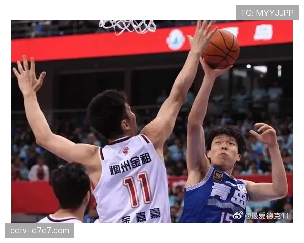 杨瀚森与余嘉豪篮下多次身体对抗，两人赛后交换球衣